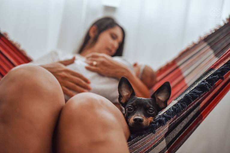 Fotografia documental de familia com foco emotivo e conexão de amor detalhes de familia maes pais bebe avós com relação de amor e arte pela fotografa pramiada nayara andrade fotografia de santos litoral de sao paulo
