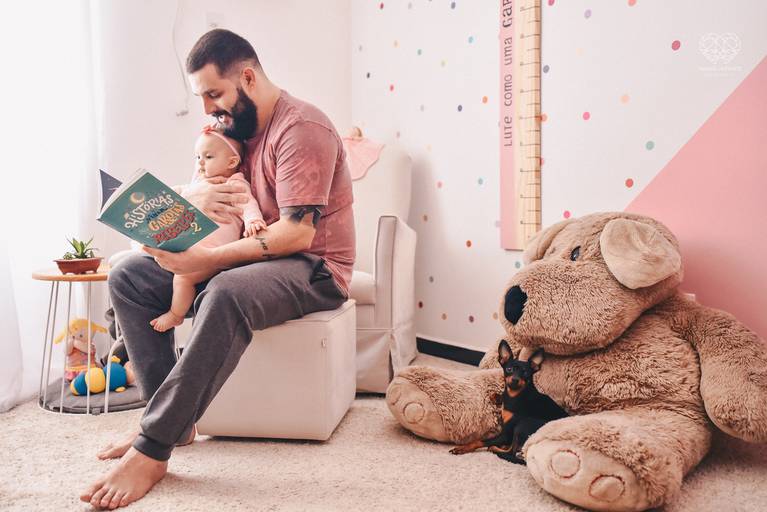 Fotografia documental de familia com foco emotivo e conexão de amor detalhes de familia maes pais bebe avós com relação de amor e arte pela fotografa pramiada nayara andrade fotografia de santos litoral de sao paulo