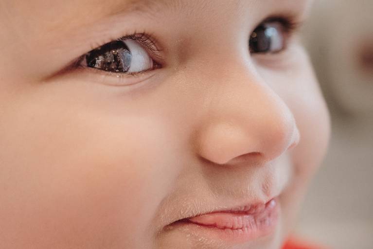 Fotografia documental de familia com foco emotivo e conexão de amor detalhes de familia maes pais bebe avós com relação de amor e arte pela fotografa pramiada nayara andrade fotografia de santos litoral de sao paulo
