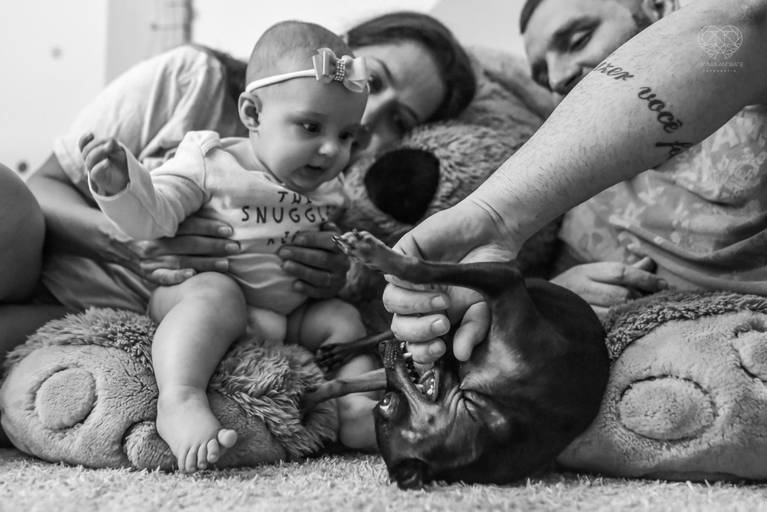 Fotografia documental de familia com foco emotivo e conexão de amor detalhes de familia maes pais bebe avós com relação de amor e arte pela fotografa pramiada nayara andrade fotografia de santos litoral de sao paulo