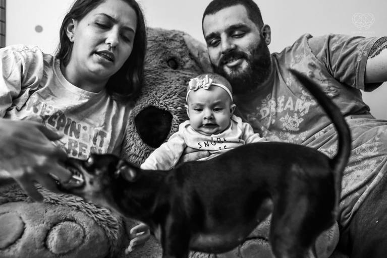 Fotografia documental de familia com foco emotivo e conexão de amor detalhes de familia maes pais bebe avós com relação de amor e arte pela fotografa pramiada nayara andrade fotografia de santos litoral de sao paulo