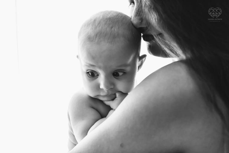 Fotografia documental de familia com foco emotivo e conexão de amor detalhes de familia maes pais bebe avós com relação de amor e arte pela fotografa pramiada nayara andrade fotografia de santos litoral de sao paulo