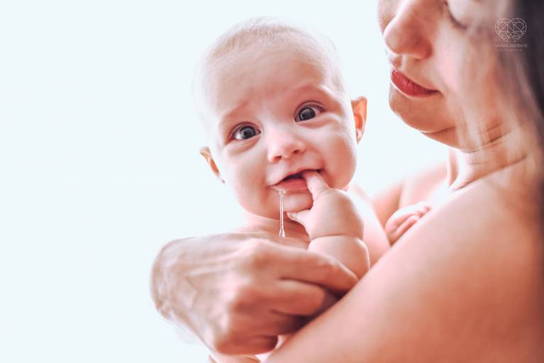 Fotografia documental de familia com foco emotivo e conexão de amor detalhes de familia maes pais bebe avós com relação de amor e arte pela fotografa pramiada nayara andrade fotografia de santos litoral de sao paulo