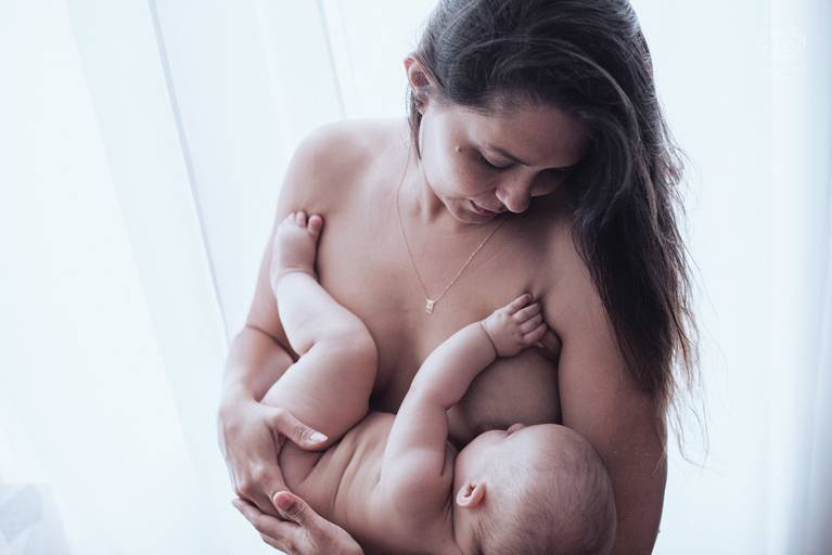 Fotografia documental de familia com foco emotivo e conexão de amor detalhes de familia maes pais bebe avós com relação de amor e arte pela fotografa pramiada nayara andrade fotografia de santos litoral de sao paulo
