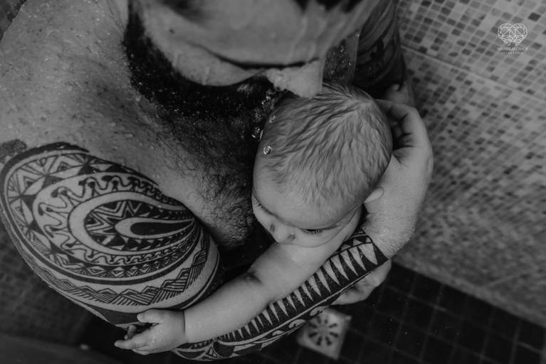 Fotografia documental de familia com foco emotivo e conexão de amor detalhes de familia maes pais bebe avós com relação de amor e arte pela fotografa pramiada nayara andrade fotografia de santos litoral de sao paulo