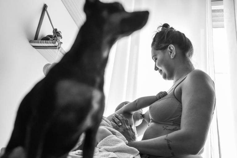 Fotografia documental de familia com foco emotivo e conexão de amor detalhes de familia maes pais bebe avós com relação de amor e arte pela fotografa pramiada nayara andrade fotografia de santos litoral de sao paulo
