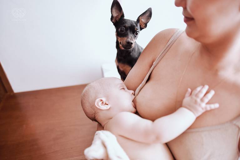 Fotografia documental de familia com foco emotivo e conexão de amor detalhes de familia maes pais bebe avós com relação de amor e arte pela fotografa pramiada nayara andrade fotografia de santos litoral de sao paulo