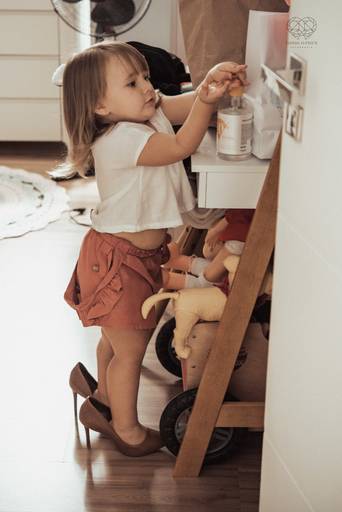 Fotografia documental de familia com foco emotivo e conexão de amor detalhes de familia maes pais bebe avós com relação de amor e arte pela fotografa pramiada nayara andrade fotografia de santos litoral de sao paulo