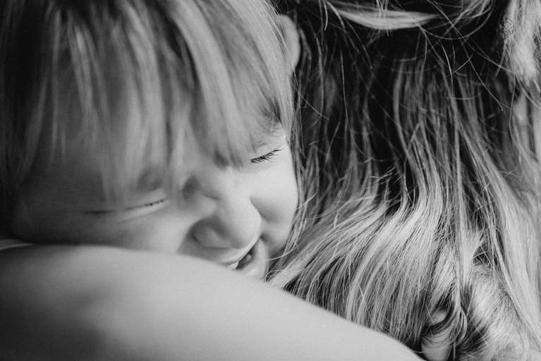 Fotografia documental de familia com foco emotivo e conexão de amor detalhes de familia maes pais bebe avós com relação de amor e arte pela fotografa pramiada nayara andrade fotografia de santos litoral de sao paulo