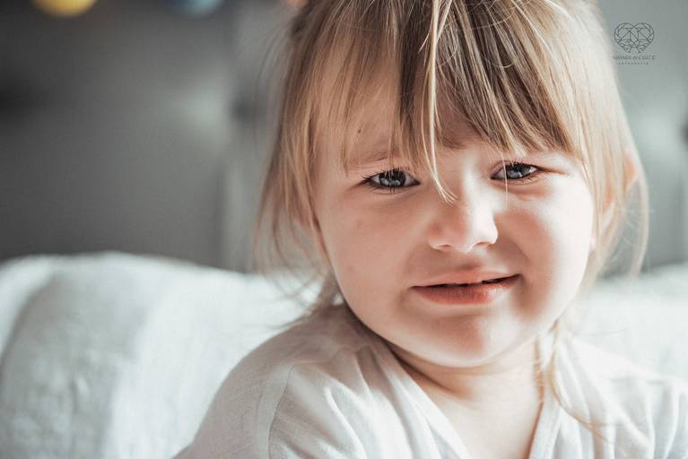 Fotografia documental de familia com foco emotivo e conexão de amor detalhes de familia maes pais bebe avós com relação de amor e arte pela fotografa pramiada nayara andrade fotografia de santos litoral de sao paulo