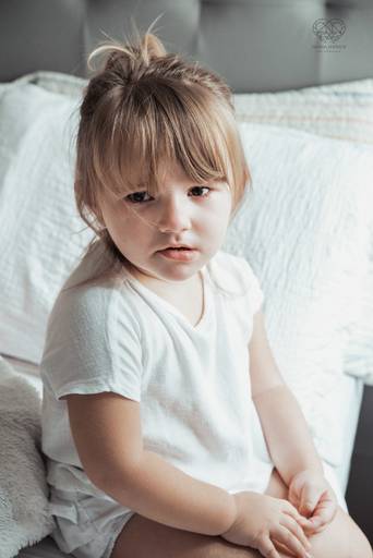 Fotografia documental de familia com foco emotivo e conexão de amor detalhes de familia maes pais bebe avós com relação de amor e arte pela fotografa pramiada nayara andrade fotografia de santos litoral de sao paulo