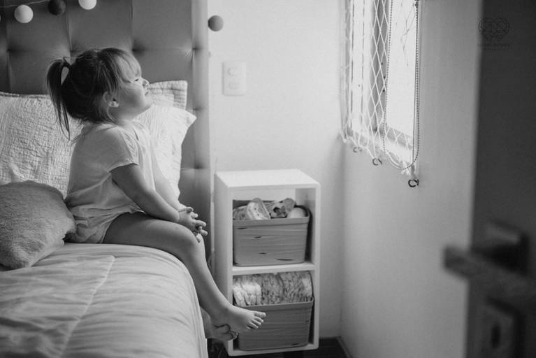 Fotografia documental de familia com foco emotivo e conexão de amor detalhes de familia maes pais bebe avós com relação de amor e arte pela fotografa pramiada nayara andrade fotografia de santos litoral de sao paulo