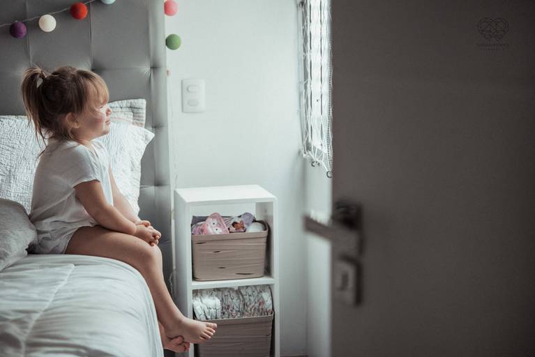 Fotografia documental de familia com foco emotivo e conexão de amor detalhes de familia maes pais bebe avós com relação de amor e arte pela fotografa pramiada nayara andrade fotografia de santos litoral de sao paulo