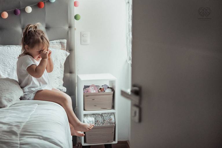 Fotografia documental de familia com foco emotivo e conexão de amor detalhes de familia maes pais bebe avós com relação de amor e arte pela fotografa pramiada nayara andrade fotografia de santos litoral de sao paulo