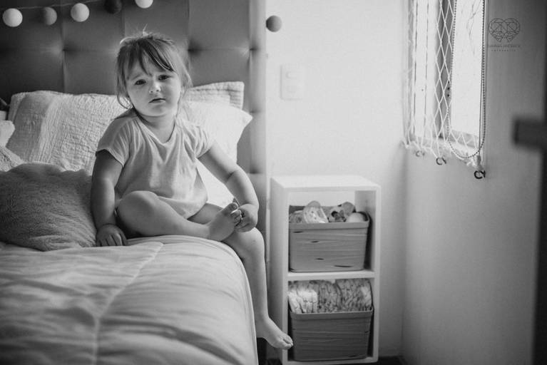 Fotografia documental de familia com foco emotivo e conexão de amor detalhes de familia maes pais bebe avós com relação de amor e arte pela fotografa pramiada nayara andrade fotografia de santos litoral de sao paulo