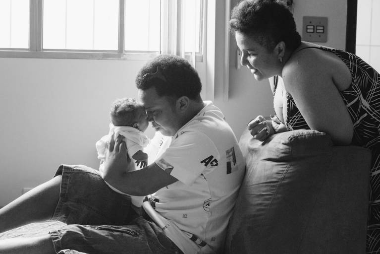 Fotografia documental de familia com foco emotivo e conexão de amor detalhes de familia maes pais bebe avós com relação de amor e arte pela fotografa pramiada nayara andrade fotografia de santos litoral de sao paulo