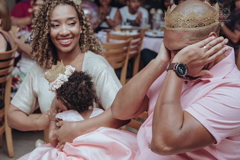 Fotografia documental de familia com foco emotivo e conexão de amor detalhes de familia maes pais bebe avós com relação de amor e arte pela fotografa pramiada nayara andrade fotografia de santos litoral de sao paulo