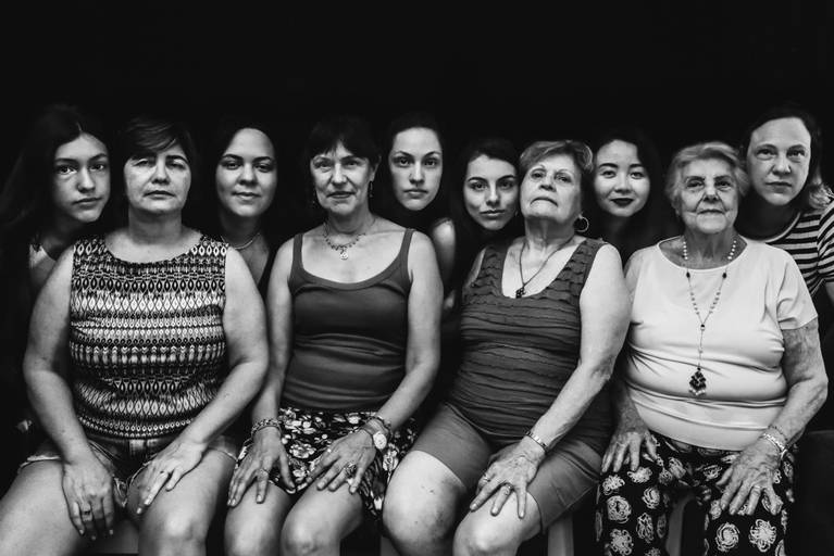 Fotografia documental de familia com foco emotivo e conexão de amor detalhes de familia maes pais bebe avós com relação de amor e arte pela fotografa pramiada nayara andrade fotografia de santos litoral de sao paulo