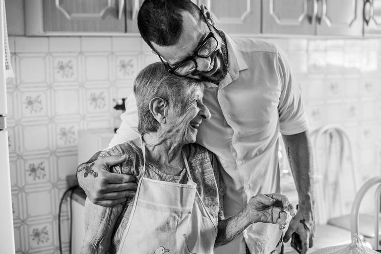 Fotografia documental de familia com foco emotivo e conexão de amor detalhes de familia maes pais bebe avós com relação de amor e arte pela fotografa pramiada nayara andrade fotografia de santos litoral de sao paulo