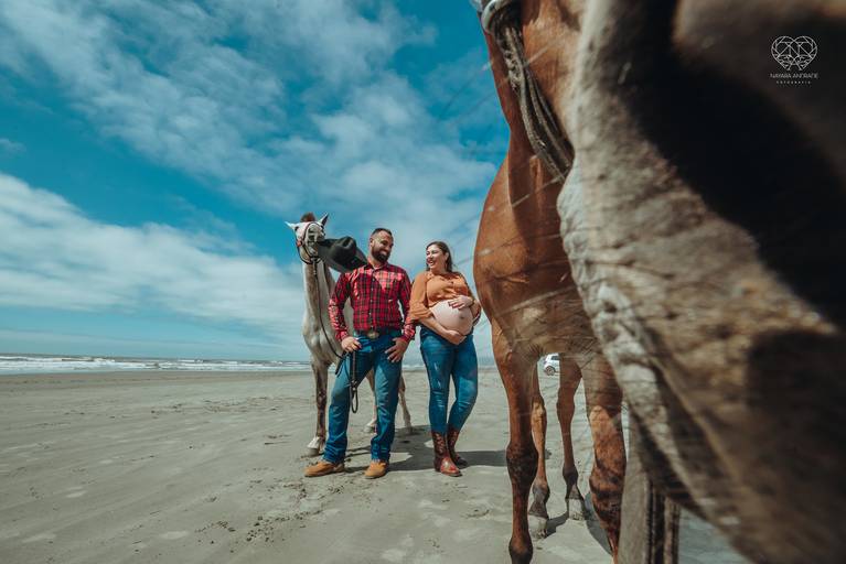 Fotografia documental de familia com foco emotivo e conexão de amor detalhes de familia maes pais bebe avós com relação de amor e arte pela fotografa pramiada nayara andrade fotografia de santos litoral de sao paulo