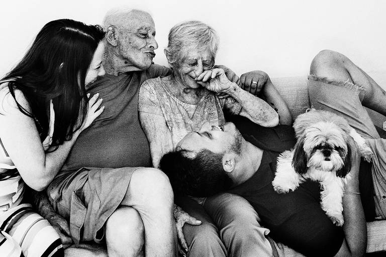 Fotografia documental de familia com foco emotivo e conexão de amor detalhes de familia maes pais bebe avós com relação de amor e arte pela fotografa pramiada nayara andrade fotografia de santos litoral de sao paulo