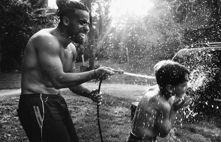 Fotografia documental de familia com foco emotivo e conexão de amor detalhes de familia maes pais bebe avós com relação de amor e arte pela fotografa pramiada nayara andrade fotografia de santos litoral de sao paulo