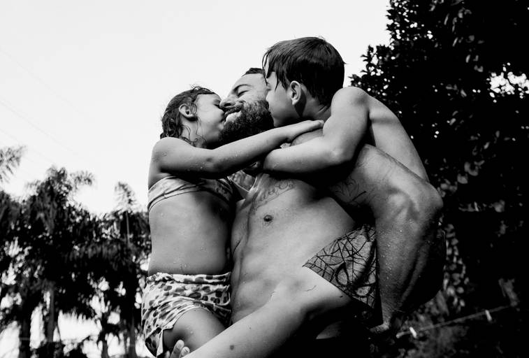 Fotografia documental de familia com foco emotivo e conexão de amor detalhes de familia maes pais bebe avós com relação de amor e arte pela fotografa pramiada nayara andrade fotografia de santos litoral de sao paulo