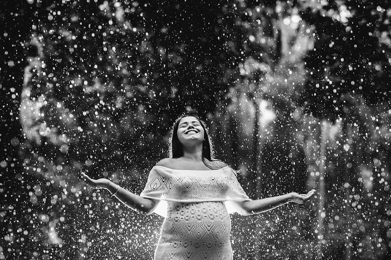 Fotografia documental de familia com foco emotivo e conexão de amor detalhes de familia maes pais bebe avós com relação de amor e arte pela fotografa pramiada nayara andrade fotografia de santos litoral de sao paulo