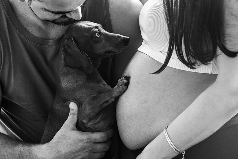 Fotografia documental de familia com foco emotivo e conexão de amor detalhes de familia maes pais bebe avós com relação de amor e arte pela fotografa pramiada nayara andrade fotografia de santos litoral de sao paulo