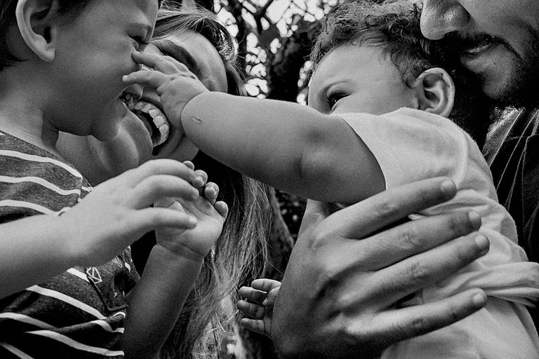Fotografia documental de familia com foco emotivo e conexão de amor detalhes de familia maes pais bebe avós com relação de amor e arte pela fotografa pramiada nayara andrade fotografia de santos litoral de sao paulo