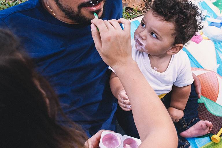 Fotografia documental de familia com foco emotivo e conexão de amor detalhes de familia maes pais bebe avós com relação de amor e arte pela fotografa pramiada nayara andrade fotografia de santos litoral de sao paulo