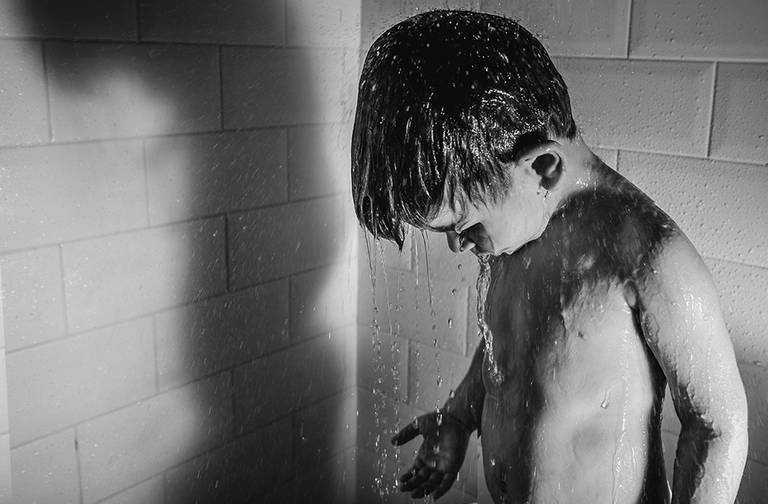 Fotografia documental de familia com foco emotivo e conexão de amor detalhes de familia maes pais bebe avós com relação de amor e arte pela fotografa pramiada nayara andrade fotografia de santos litoral de sao paulo