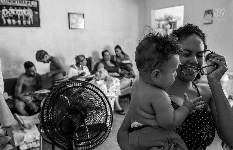 Fotografia documental de familia com foco emotivo e conexão de amor detalhes de familia maes pais bebe avós com relação de amor e arte pela fotografa pramiada nayara andrade fotografia de santos litoral de sao paulo