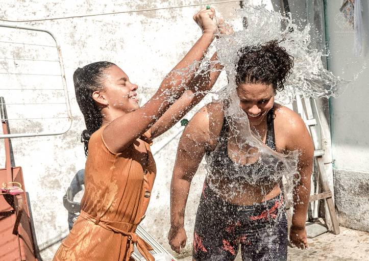 Fotografia documental de familia com foco emotivo e conexão de amor detalhes de familia maes pais bebe avós com relação de amor e arte pela fotografa pramiada nayara andrade fotografia de santos litoral de sao paulo