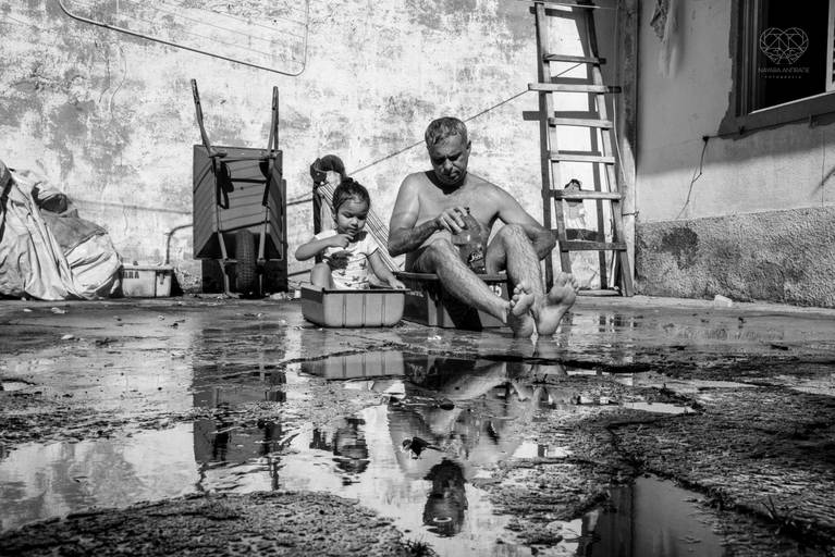 Fotografia documental de familia com foco emotivo e conexão de amor detalhes de familia maes pais bebe avós com relação de amor e arte pela fotografa pramiada nayara andrade fotografia de santos litoral de sao paulo