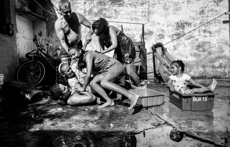 Fotografia documental de familia com foco emotivo e conexão de amor detalhes de familia maes pais bebe avós com relação de amor e arte pela fotografa pramiada nayara andrade fotografia de santos litoral de sao paulo