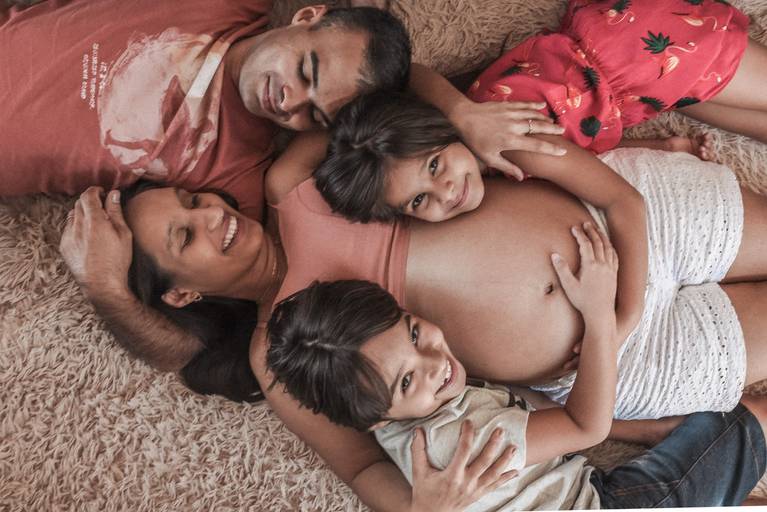 Fotografia documental de familia com foco emotivo e conexão de amor detalhes de familia maes pais bebe avós com relação de amor e arte pela fotografa pramiada nayara andrade fotografia de santos litoral de sao paulo
