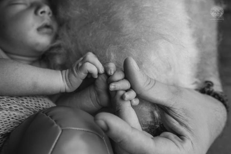 Fotografia documental de familia com foco emotivo e conexão de amor detalhes de familia maes pais bebe avós com relação de amor e arte pela fotografa pramiada nayara andrade fotografia de santos litoral de sao paulo