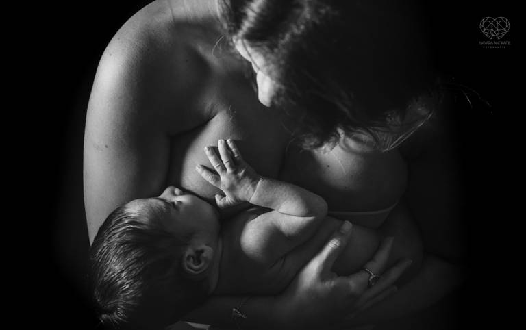 Fotografia documental de familia com foco emotivo e conexão de amor detalhes de familia maes pais bebe avós com relação de amor e arte pela fotografa pramiada nayara andrade fotografia de santos litoral de sao paulo