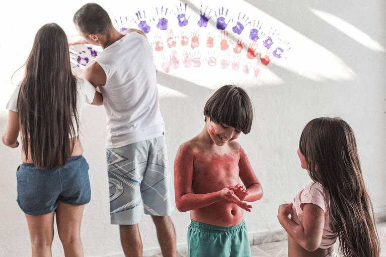 Fotografia documental de familia com foco emotivo e conexão de amor detalhes de familia maes pais bebe avós com relação de amor e arte pela fotografa pramiada nayara andrade fotografia de santos litoral de sao paulo