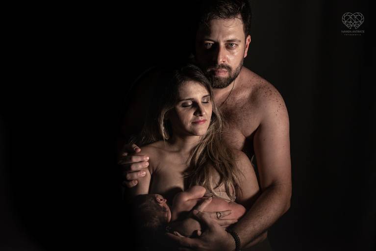 Fotografia documental de familia com foco emotivo e conexão de amor detalhes de familia maes pais bebe avós com relação de amor e arte pela fotografa pramiada nayara andrade fotografia de santos litoral de sao paulo