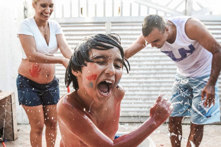 Fotografia documental de familia com foco emotivo e conexão de amor detalhes de familia maes pais bebe avós com relação de amor e arte pela fotografa pramiada nayara andrade fotografia de santos litoral de sao paulo
