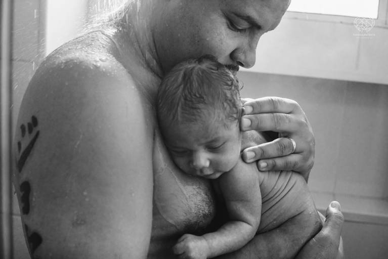 Fotografia documental de familia com foco emotivo e conexão de amor detalhes de familia maes pais bebe avós com relação de amor e arte pela fotografa pramiada nayara andrade fotografia de santos litoral de sao paulo