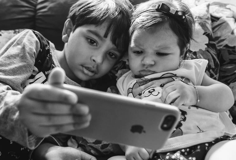 Fotografia documental de familia com foco emotivo e conexão de amor detalhes de familia maes pais bebe avós com relação de amor e arte pela fotografa pramiada nayara andrade fotografia de santos litoral de sao paulo