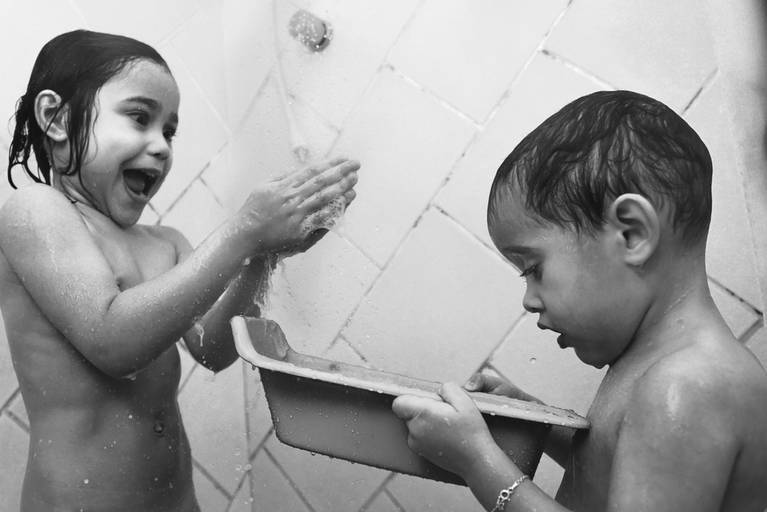 Fotografia documental de familia com foco emotivo e conexão de amor detalhes de familia maes pais bebe avós com relação de amor e arte pela fotografa pramiada nayara andrade fotografia de santos litoral de sao paulo