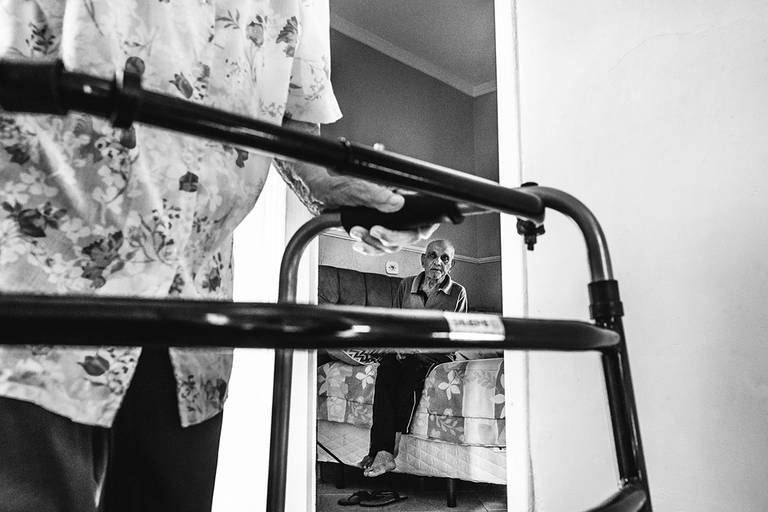 Fotografia documental de familia com foco emotivo e conexão de amor detalhes de familia maes pais bebe avós com relação de amor e arte pela fotografa pramiada nayara andrade fotografia de santos litoral de sao paulo