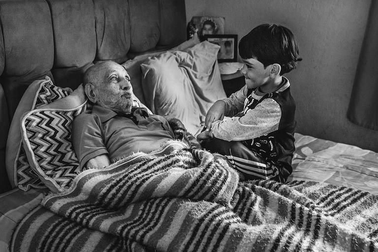 Fotografia documental de familia com foco emotivo e conexão de amor detalhes de familia maes pais bebe avós com relação de amor e arte pela fotografa pramiada nayara andrade fotografia de santos litoral de sao paulo