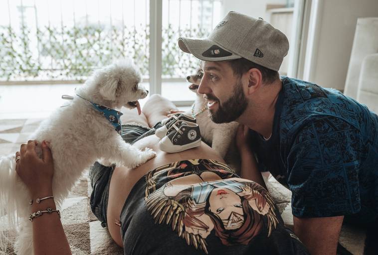 Fotografia documental de familia com foco emotivo e conexão de amor detalhes de familia maes pais bebe avós com relação de amor e arte pela fotografa pramiada nayara andrade fotografia de santos litoral de sao paulo