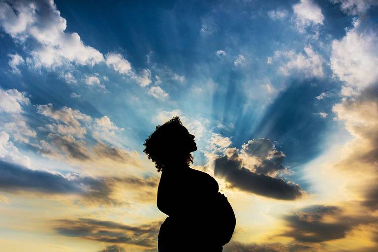 Fotografia documental de familia com foco emotivo e conexão de amor detalhes de familia maes pais bebe avós com relação de amor e arte pela fotografa pramiada nayara andrade fotografia de santos litoral de sao paulo