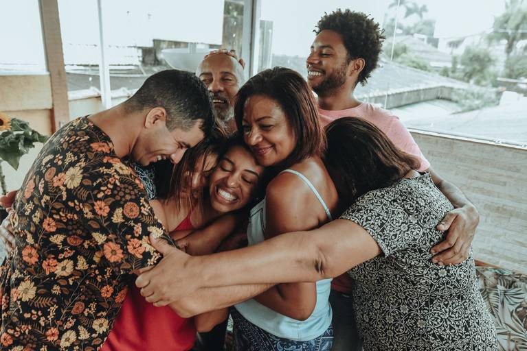 Fotografia documental de familia com foco emotivo e conexão de amor detalhes de familia maes pais bebe avós com relação de amor e arte pela fotografa pramiada nayara andrade fotografia de santos litoral de sao paulo